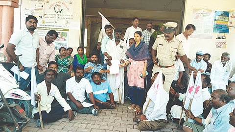 ಮಾಸಾಶನ ಹೆಚ್ಚಳಕ್ಕೆ ಆಗ್ರಹಿಸಿ ಕರ್ನಾಟಕ ರಾಜ್ಯ ಅಂಗವಿಕಲರ ಹಾಗೂ ಪಾಲಕರ ಒಕ್ಕೂಟದ ತಾಲೂಕು ಸಮಿತಿ ಸದಸ್ಯರು ಗಂಗಾವತಿ ಉಪ ತಹಸೀಲ್ದಾರ್ ಕೃಷ್ಣವೇಣಿಗೆ ಗುರುವಾರ ಸಲ್ಲಿಸಿದರು. ತಾಲೂಕಾಧ್ಯಕ್ಷ ಬಸವರಾಜ ಗೋನಾಳ್, ಪದಾಧಿಕಾರಿಗಳಾದ ಕೆ. ನಾಗರಾಜ, ಶಿವಕುಮಾರ, ಸರಸ್ವರಿ, ಶೇಷಮ್ಮ ಇತರರಿದ್ದರು.