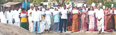 ಗಂಗಾವತಿ ತಾಲೂಕಿನ ದಾಸನಾಳದಲ್ಲಿ ಮುಷ್ಕರದ ಭಾಗವಾಗಿ ಹಮ್ಮಿಕೊಂಡಿದ್ದ ಕಾರ್ಮಿಕ ಸಂಘಟನೆಗಳ ಪೂರ್ವಭಾವಿ ಸಭೆಯಲ್ಲಿ ಮುಷ್ಕರದ ಕರಪತ್ರಗಳನ್ನು ಗುರುವಾರ ಬಿಡುಗಡೆಗೊಳಿಸಲಾಯಿತು. ಸಿಪಿಐ(ಎಂ) ರಾಜ್ಯ ಕಾರ್ಯದರ್ಶಿ ನಿರುಪಾದಿ ಬೆಣಕಲ್, ಪ್ರಾಂತ ರೈತ ಸಂಘದ ಜಿಲ್ಲಾ ಪ್ರಧಾನ ಕಾರ್ಯದರ್ಶಿ ಶಿವಣ್ಣ ಬೆಣ್ಣಕಲ್, ತಾಲೂಕು ಕಾರ್ಯದರ್ಶಿ ಮುತ್ತಣ್ಣ ದಾಸನಾಳ ಇತರರಿದ್ದರು.