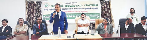 ಗಂಗಾವತಿ ನಗರಸಭೆ ಸಭಾಂಗಣದಲ್ಲಿ ವ್ಯಾಪಾರಿಗಳಿಗೆ ಹಮ್ಮಿಕೊಂಡಿದ್ದ ಪ್ಲಾಸ್ಟಿಕ್ ನಿಷೇಧ ಕುರಿತು ಅರಿವು ಕಾರ್ಯಕ್ರಮದಲ್ಲಿ ಜೆಎಂಎ್ಸಿ 1ನೇ ಹೆಚ್ಚುವರಿ ಜಿಲ್ಲಾ ಮತ್ತು ಸತ್ರ ನ್ಯಾಯಾಧೀಶ ಸದಾನಂದ ನಾಗಪ್ಪ ನಾಯ್ಕ ಗುರುವಾರ ಮಾತನಾಡಿದರು. ಪ್ರಧಾನ ಸಿವಿಲ್ ನ್ಯಾಯಾಧೀಶ ನಾಗೇಶ ಪಾಟೀಲ್, ಹೆಚ್ಚುವರಿ ಸಿವಿಲ್ ನ್ಯಾಯಾಧೀಶೆ ಮೇಘಾ ಸೋಮಣ್ಣನವರ್, ಪೌರಾಯುಕ್ತ ಆರ್. ವಿರೂಪಾಕ್ಷಪ್ಪ ಮೂರ್ತಿ ಇತರರಿದ್ದರು.