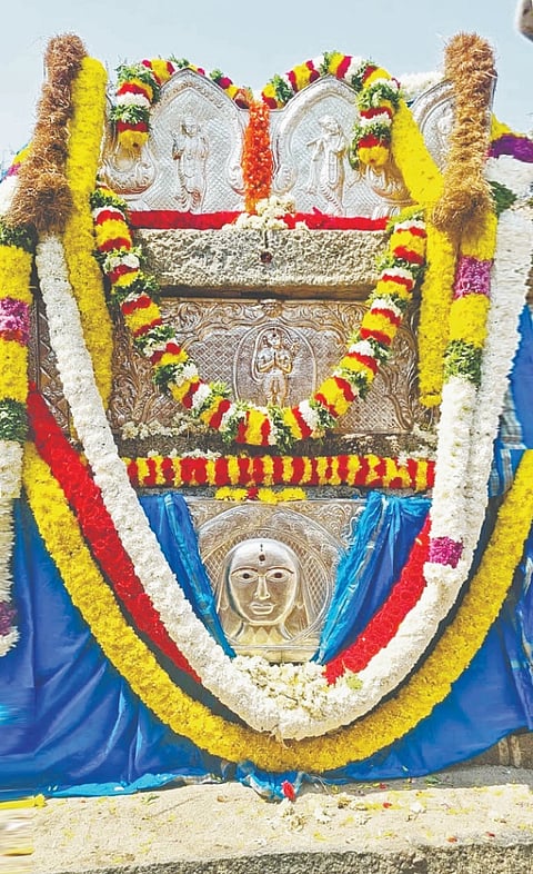ಆನೆಗೊಂದಿಯ ನವವೃಂದಾವನಗಡ್ಡಿಯಲ್ಲಿ ಶ್ರೀ ಸುಧೀಂದ್ರ ತೀರ್ಥರ ಮಧ್ಯಾರಾಧನೆ ನಿಮಿತ್ತ ವೃಂದಾವನಕ್ಕೆ ಗುರುವಾರ ವಿಶೇಷ ಪೂಜೆ ಸಲ್ಲಿಸಲಾಯಿತು.