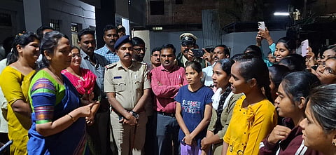 ಗಂಗಾವತಿ ದೇವರಾಜ ಅರಸು ಮೆಟ್ರಿಕ್ ನಂತರ ಮೆಡಿಕಲ್ ಮತ್ತು ಇಂಜಿನಿಯರ್ ಕಾಲೇಜುಗಳ ಮಹಿಳಾ ವಸತಿ ನಿಲಯಕ್ಕೆ ರಾಜ್ಯ ಮಹಿಳಾ ಆಯೋಗದ ಅಧ್ಯಕ್ಷೆ ಡಾ.ಕೆ.ನಾಗಲಕ್ಷ್ಮೀ ಚೌಧರಿ ಗುರುವಾರ ಭೇಟಿ ನೀಡಿ ವಿದ್ಯಾರ್ಥಿಗಳೊಂದಿಗೆ ಸಂವಾದ ನಡೆಸಿದರು. ಹಿಂದುಳಿದ ವರ್ಗದ ಇಲಾಖೆ ಉಪನಿರ್ದೇಶಕ ನಾಗಮಣಿ, ತಾಪ ಇಒ ರಾಮರೆಡ್ಡಿ ಪಾಟೀಲ್, ಪಿಐ ಪ್ರಕಾಶ ಮಾಳೆ ಇತರರಿದ್ದರು.