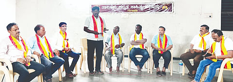 ಗಂಗಾವತಿಯಲ್ಲಿ ಹಮ್ಮಿಕೊಂಡಿದ್ದ ಸಮ್ಮೇಳನ ಪರಿಷತ್ ಕಾರ್ಯಕಾರಿ ಸಮಿತಿ ಪೂರ್ವಭಾವಿ ಸಭೆಯಲ್ಲಿ ಕಸಾಪ ತಾಲೂಕಾಧ್ಯಕ್ಷ ಎಂ.ರುದ್ರೇಶ ಆರ‌್ಹಾಳ್ ಗುರುವಾರ ಮಾತನಾಡಿದರು. ಜಿಲ್ಲಾಧ್ಯಕ್ಷ ಶರಣೇಗೌಡ ಪೊ.ಪಾಟೀಲ್, ಕಸಾಪ ನಿಕಟಪೂರ್ವ ಅಧ್ಯಕ್ಷ ಶ್ರೀನಿವಾಸ ಅಂಗಡಿ, ಪದಾಧಿಕಾರಿಗಳಾದ ರಮೇಶ ಕುಲಕರ್ಣಿ ಮರಳಿ, ಚಂದ್ರಶೇಖರ ಅಕ್ಕಿ ಇತರರಿದ್ದರು.