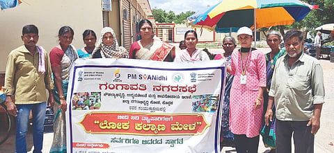 ಬೀದಿಬದಿ ವ್ಯಾಪಾರಿಗಳಿಗಾಗಿ ಗಂಗಾವತಿಯ ಗುಂಡಮ್ಮಕ್ಯಾಂಪ್ ಸಿಟಿ ಮಾರುಕಟ್ಟೆಯಲ್ಲಿ ಲೋಕ ಕಲ್ಯಾಣ ಮೇಳ ಶುಕ್ರವಾರ ಹಮ್ಮಿಕೊಳ್ಳಲಾಗಿತ್ತು. ಸಮುದಾಯ ಸಂಘಟಕಿ ವಿಜಯಲಕ್ಷ್ಮೀ, ಸಂಚಾಲಕರಾದ ಶ್ರೀದೇವಿ, ಅನ್ನಪೂರ್ಣಾ, ರೇಷ್ಮಾ ಇತರರಿದ್ದರು.
