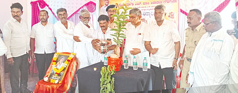 ಕೆಂಭಾವಿ ಬಳಿಯ ಗೌಡಗೇರಿ ಗ್ರಾಮದ ಪಿಎಎಂಶ್ರಿ ಉನ್ನತಿಕರಿಸಿದ ಸರ್ಕಾರಿ ಪ್ರೌಢಶಾಲೆಯಲ್ಲಿ ಶುಕ್ರವಾರ ಹಮ್ಮಿಕೊಂಡ ಪ್ರತಿಭಾ ಪುರಸ್ಕಾರ ಕಾರ್ಯಕ್ರಮವನ್ನು ಬಿಜೆಪಿ ಜಿಲ್ಲಾಧ್ಯಕ್ಷ ಬಸವರಾಜಪ್ಪ ವಿಭೂತಿಹಳ್ಳಿ ಉದ್ಘಾಟಿಸಿದರು. ದೇವೇಂದ್ರಪ್ಪಗೌಡ ಗೌಡಗೇರಾ, ಮುಖ್ಯಗುರು  ಡಿ.ಡಿ.ರಾಂಪುರ, ಅನೀಲಕುಮಾರ, ಶ್ರೀಧರ, ಶರಣಗೌಡ ಇತರರಿದ್ದರು