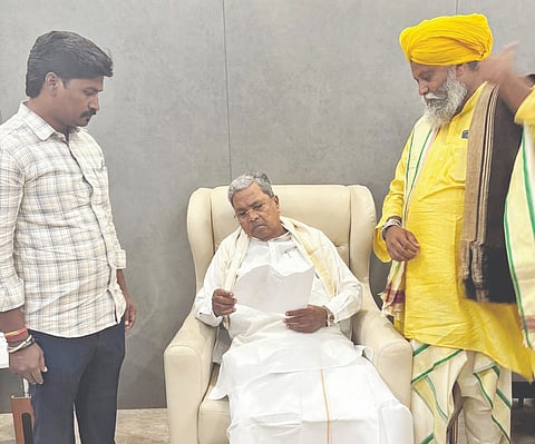 ಮಾಳಹಳ್ಳಿ ಗ್ರಾಮದ ಮಾಳಿಂಗರಾಯ ದೇವಸ್ಥಾನ ಅಭಿವೃದ್ಧಿಗೆ ಅನುದಾನ ನೀಡುವಂತೆ ಅರ್ಚಕ ಕೆಂಚರಾಯ ಪೂಜಾರಿ ಅವರು ಇತ್ತೀಚೆಗೆ ಬೆಂಗಳೂರಿನಲ್ಲಿ ಮಾಜಿ ಸಿಎಂ ಸಿದ್ದರಾಮಯ್ಯ ಅವರಿಗೆ ಭೇಟಿ ಮಾಡಿ ಮನವಿ ಸಲ್ಲಿಸಿದರು. ರಾಜಕುಮಾರ ಇದ್ದರು.