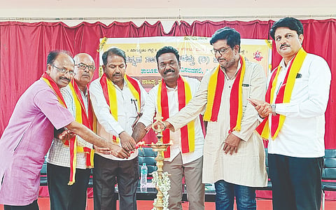 ಹೂವಿನಹಡಗಲಿಯಲ್ಲಿ ಕನ್ನಡ ಸಾಹಿತ್ಯ ಪರಿಷತ್ತಿನ 112ನೇ  ಸಂಸ್ಥಾಪನಾ ದಿನಾಚರಣೆ ಕಾರ್ಯಕ್ರಮವನ್ನು ಪ್ರಾಧ್ಯಾಪಕ ಡಾ.ವೈ.ಚಂದ್ರಬಾಬು ಉದ್ಘಾಟಿಸಿದರು. 