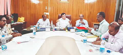 ಮಧುಗಿರಿಯ meeting ಜಿಪಂ ಸಭಾಂಗಣದಲ್ಲಿ ಹಮ್ಮಿಕೊಂಡಿದ್ದ ಎನ್​ಆರ್​ಇಜಿ ಅಧಿಕಾರಿಗಳ ಸಭೆಯಲ್ಲಿ ಮುಖ್ಯಾಧಿಕಾರಿ ಸುರೇಶ್​, ಜಿಪಂ ಉಪ ಕಾರ್ಯದರ್ಶಿ ಸಂಜೀವಪ್ಪ, ಜಿಪಂ ಕಾರ್ಯ ಪಾಲಕ ಇಂಜಿನಿಯರ್​ ಹನುಮಂತಪ್ಪ, ಸಹಾಯಕ ಕಾರ್ಯ ಪಾಲಕ ಅಭಿಯಂತರ ಮಂಜುನಾಥ್​, ತಾಪಂ ಇಒ ಉತ್ತಮ್​ ಇದ್ದರು.  