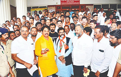  ನಗರದ ತಾಲೂಕು ಕಚೇರಿ ಮುಂಭಾಗ ವಿರೋಧ ಪಕ್ಷದ ನಾಯಕ ಆರ್ ಅಶೋಕ್ ಹಾಗೂ ಚಲವಾದಿ ನಾರಾಯಣಸ್ವಾಮಿ ನೇತೃತ್ವದಲ್ಲಿ ದಿಡೀರ್ ಪ್ರತಿಭಟನೆ ನಡೆಸಲಾಯಿತು. ಬಿ.ಹರ್ಷವರ್ಧನ್, ಎಲ್ ನಾಗೇಂದ್ರ, ಸಿಂಧವಳ್ಳಿ ಕೆಂಪಣ್ಣ ಸೇರಿದಂತೆ ಇತರರು ಇದ್ದರು.