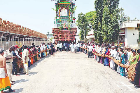  ಮಾರ್ಚ್ 30 ನಡೆಯುವ ಗೌತಮ ಪಂಚಮಹ ರಥೋತ್ಸವ ಹಿನ್ನೆಲೆ ರಥ ಚಲನ ಮಹೋತ್ಸವಕ್ಕೆ ಪೂಜೆ ಸಲ್ಲಿಸುವ ಮೂಲಕ ಚಾಲನೆ ನೀಡಲಾಯಿತು. ಇಒ ಕೃಷ್ಣ, ಪ್ರಧಾನ ಆಗಮಿಕ ನಾಗಚಂದ್ರ ದೀಕ್ಷಿತ್ ಮತ್ತಿತರರಿದ್ದರು.