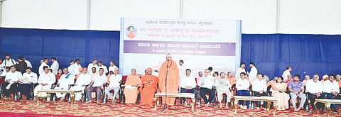 ಶ್ರೀ ಶಿವರಾತ್ರೀಶ್ವರ ಶಿವಯೋಗಿಗಳ 1066ನೇ ಜಯಂತಿ ಮಹೋತ್ಸವವನ್ನು ಯಶಸ್ವಿಯಾಗಿ ನಡೆಸಿಕೊಟ್ಟ ಮಳವಳ್ಳಿಯ ಸಮಿತಿ ಹಾಗೂ ಕಾರ್ಯಕರ್ತರಿಗೆ ಸುತ್ತೂರು ಶ್ರೀಕ್ಷೇತ್ರದಲ್ಲಿ ಅಭಿನಂದನಾ ಸಮಾರಂಭ ಆಯೋಜಿಸಲಾಗಿತ್ತು. ಶ್ರೀ ಶಿವರಾತ್ರಿ ದೇಶಿಕೇಂದ್ರ ಸ್ವಾಮೀಜಿ, ಶ್ರೀ ಸೌಮ್ಯನಾಥ ಸ್ವಾಮೀಜಿ, ಡಾ.ಶ್ರೀ ಚನ್ನಬಸವ ಸ್ವಾಮೀಜಿ, ಶಾಸಕ ಪಿ.ಎಂ.ನರೇಂದ್ರಸ್ವಾಮಿ, ಮಾಜಿ ಸಚಿವ ಸಿ.ಎಸ್.ಪುಟ್ಟರಾಜು, ಮಾಜಿ ಶಾಸಕ ಡಾ.ಕೆ ಅನ್ನದಾನಿ ಇದ್ದರು.