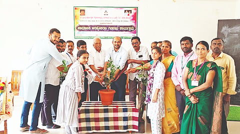 environmental  ಶಿರಾ ನಗರದ ಡಾ.ಎ.ಪಿ.ಜೆ. ಅಬ್ದುಲ್​ ಕಲಾಂ ಬಾಲಕಿಯರ ವಸತಿ ಪದವಿ ಪೂರ್ವ ಕಾಲೇಜಿನಲ್ಲಿ  ಹಮ್ಮಿಕೊಂಡಿದ್ದ ಸಾಮಾಜಿಕ ಅರಣ್ಯೀಕರಣ ಗಿಡನಾಟಿ ಕಾರ್ಯಕ್ರಮದಲ್ಲಿ ಯೋಜನಾಧಿಕಾರಿ ದೇವರಾಜ್​, ಜಿಲ್ಲಾ ಜನಜಾಗೃತಿ ಸಮಿತಿ ನಿಕಟಪೂರ್ವ ಅಧ್ಯಕ್ಷ ರಾಮಚಂದ್ರ ಗುಪ್ತ ಇದ್ದರು. 