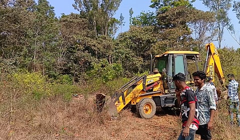  ಸೋಮವಾರಪೇಟೆ ತಾಲೂಕಿನ ಕಲ್ಕಂದೂರು ಗ್ರಾಮದ ಶಾಸ್ತ ಯುವಕ ಸಂಘದ ವತಿಯಿಂದ ಗ್ರಾಮದ ರುದ್ರಭೂಮಿಯಲ್ಲಿ ಶ್ರಮದಾನ ನಡೆಯಿತು. 