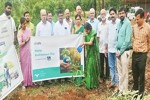 ತೀರ್ಥಹಳ್ಳಿ ತಾಲೂಕಿನ ಮೇಲಿನಕುರುವಳ್ಳಿಯಲ್ಲಿ ಉದ್ಯಾನ ನಿರ್ಮಾಣಕ್ಕೆ ತಾಪಂ ಇಒ ಎಂ.ಶೈಲಾ ಸಸಿ ನೆಡುವ ಮೂಲಕ ಚಾಲನೆ ನೀಡಿದರು. ಕಡಿದಾಳ್ ದಯಾನಂದ್, ನಾಗಯ್ಯ, ಪ್ರಭಾಕರ್ ಇತರರಿದ್ದರು.