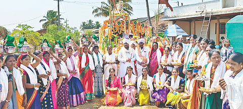 ಧಾರವಾಡ ತಾಲೂಕಿನ ಲೋಕೂರ ಗ್ರಾಮದಲ್ಲಿ ವಿಠ್ಠಲ ರುಕ್ಮಿಣಿ ಹಾಗೂ ಜ್ಞಾನದೇವ, ತುಕಾರಾಮ ಮಹಾರಾಜರ ಮೂರ್ತಿಗಳ (Idols Procession)ಮೆರವಣಿಗೆ ನಡೆಯಿತು.