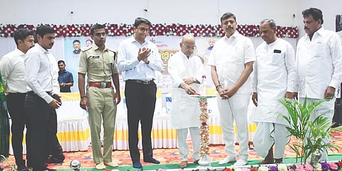 ಸುರಪುರದಲ್ಲಿ ಶನಿವಾರ ಆಯೋಜಿಸಿದ್ದ ಕಾರ್ಯಕ್ರಮದಲ್ಲಿ ಪ್ರಜಾಸೇವಾ ಅಭಿಯಾನಕ್ಕೆ ಜಿಲ್ಲಾ ಉಸ್ತುವಾರಿ ಸಚಿವ ಶರಣಪ್ರಕಾಶ ಪಾಟೀಲ್ ಚಾಲನೆ ನೀಡಿದರು. ಶಾಸಕ ರಾಜಾ ವೇಣುಗೋಪಾಲ ನಾಯಕ, ಮದ್ಯಪಾನ ಸಂಯಮ ಮಂಡಳಿ ರಾಜ್ಯಾಧ್ಯಕ್ಷ ಶರಣಪ್ಪ ಸಲಾದಪುರ, ಡಿಸಿ ರಾಹುಲ್ ಪಾಂಡ್ವೆ, ಎಸ್‌ಪಿ ಪೃಥ್ವಿಕ್ ಶಂಕರ್ ಇತರರಿದ್ದರು.