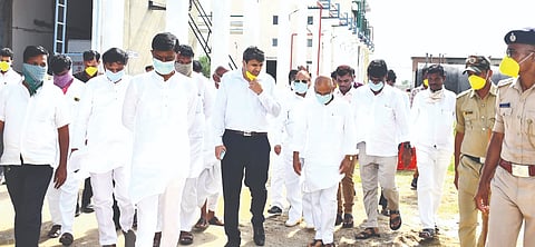 ಗುರುಮಠಕಲ್ ತಾಲೂಕಿನ ಕಡೇಚೂರು-ಬಾಡಿಯಾಳ ಕೈಗಾರಿಕಾ ಪ್ರದೇಶದ ಸಿಲ್ ರಾಸಾಯಿನಿಕ ಕಂಪನಿಗೆ ವೈದ್ಯಕೀಯ ಶಿಕ್ಷಣ ಸಚಿವ ಡಾ.ಶರಣಪ್ರಕಾಶ ಪಾಟೀಲ್ ಬುಧವಾರ ಭೇಟಿ ನೀಡಿದರು. ಶಾಸಕ ಶರಣಗೌಡ ಕಂದಕೂರ, ಮಾಜಿ ಸಚಿವ ಬಾಬುರಾವ ಚಿಂಚನಸೂರ, ಡಿಸಿ ರಾಹುಲ್ ಪಾಂಡ್ವೆ, ಎಸ್‌ಪಿ ಪೃಥ್ವಿಕ್ ಶಂಕರ್ ಇತರರಿದ್ದರು.