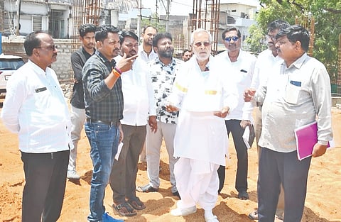 ಯಾದಗಿರಿಯಲ್ಲಿ ಮಂಗಳವಾರ ತರಕಾರಿ ಮಾರುಕಟ್ಟೆ ಕಾಮಗಾರಿ ಪ್ರದೇಶಕ್ಕೆ ಶಾಸಕ ಚನ್ನಾರೆಡ್ಡಿ ಪಾಟೀಲ್​ ತುನ್ನೂರ ಭೇಟಿ ನೀಡಿ ಪರಿಶೀಲಿಸಿದರು. ನಗರಸಭೆ ಮಾಜಿ ಸದಸ್ಯ ಚನ್ನಕೇಶವಗೌಡ ಬಾಣತಿಹಾಳ, ಸಾಯಿಬಣ್ಣ ಕೆಂಗೂರಿ, ವಿಶ್ವನಾಥ ನಾಯಕ, ಗುತ್ತಿಗೆದಾರ ಮೋಹನ ರಾಠೋಡ, ಶರಣಗೌಡ ಬಲಕಲ್​ ಇತರರಿದ್ದರು.
