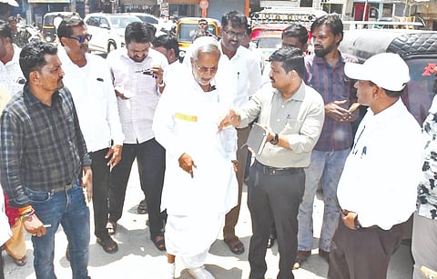 ಯಾದಗಿರಿ&ಸೇಡಂ ಮಾರ್ಗದ ಹತ್ತಿಕುಣಿ ಕ್ರಾಸ್​ಗೆ ಮಂಗಳವಾರ ಭೇಟಿ ನೀಡಿದ ಶಾಸಕ ಚನ್ನಾರಡ್ಡಿ ಪಾಟೀಲ್​ ತುನ್ನೂರ ರಸ್ತೆ ಕಾಮಗಾರಿಗಾಗಿ ಪರಿಶೀಲಿಸಿದರು. ಪೌರಾಯುಕ್ತ ಉಮೇಶ ಚವ್ಹಾಣ್​, ಸಾಯಿಬಣ್ಣ ಕೆಂಗೂರಿ, ಗುತ್ತಿಗೆದಾರ ಮೋಹನ ರಾಠೋಡ, ಚನ್ನಕೇಶವಗೌಡ ಬಾಣತಿಹಾಳ ಇತರರಿದ್ದರು.