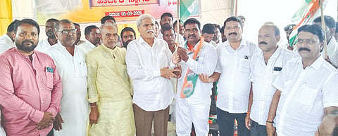 ಶಹಾಪುರದಲ್ಲಿ ಶನಿವಾರ ನಡೆದ ಕಾರ್ಯಕ್ರಮದಲ್ಲಿ ಶಾಸಕ ಶರಣಬಸಪ್ಪ ದರ್ಶನಾಪುರ ವಿವಿಧ ಪಕ್ಷದ ಪ್ರಮುಖರನ್ನು ಕಾಂಗ್ರೆಸ್‌ಗೆ ಸೇರ್ಪಡೆ ಮಾಡಿಕೊಂಡರು. ಭೀಮಣ್ಣ ಚಿಟ್ಟೆನವರ್, ಮಲ್ಲಣ್ಣ ಗೋಗಿ ಉಳ್ಳಂಡಗೇರಿ, ಶಿವುಮಾಂತಪ್ಪ ಚಂದಾಪುರ ಇತರರಿದ್ದರು.