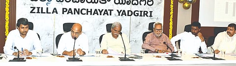 ಯಾದಗಿರಿಯಲ್ಲಿ ಬುಧವಾರ ಕರೆದಿದ್ದ ಸಭೆಯಲ್ಲಿ ಸಚಿವ ಡಾ.ಶರಣಪ್ರಕಾಶ ಪಾಟೀಲ್ ಮಾತನಾಡಿದರು. ಶಾಸಕರಾದ ಶರಣಬಸಪ್ಪ ದರ್ಶನಾಪುರ, ಶರಣಗೌಡ ಕಂದಕೂರ, ಚನ್ನಾರಡ್ಡಿ ಪಾಟೀಲ್, ರಾಜಾ ವೇಣು ಗೋಪಾಲ ನಾಯಕ, ಡಿಸಿ ರಾಹುಲ್ ಪಾಂಡ್ವೆ ಇತರರಿದ್ದರು.