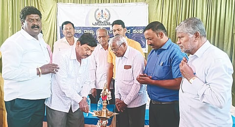  ಯಳಂದೂರು ಪಟ್ಟಣದ ಸರ್ಕಾರಿ ನೌಕರರ ಭವನದ ಮುಂಭಾಗ ಸೋಮವಾರ ಏರ್ಪಡಿಸಿದ್ದ ಸರ್ಕಾರಿ ನಿವೃತ್ತ ನೌಕರರ ಸಂಘದ ವಾರ್ಷಿಕೋತ್ಸವ ಕಾರ್ಯಕ್ರಮವನ್ನು ಜಿಲ್ಲಾಧ್ಯಕ್ಷ ಎನ್. ನಾಗೇಶ್ ಉದ್ಘಾಟಿಸಿದರು. ಅಮ್ಮನಪುರ ಮಹೇಶ್ ರುದ್ರಯ್ಯ ಇತರರು ಇದ್ದರು. 