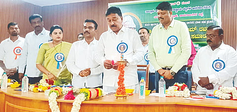  ಯಳಂದೂರು ಪಟ್ಟಣದ ತಾಲೂಕು ಪಂಚಾಯಿತಿ ಸಭಾಂಗಣದಲ್ಲಿ ಭಾನುವಾರ ನಡೆದ ಡಾ.ಬಾಬು ಜಗಜೀವನರಾಮ್ ಜಯಂತಿ ಕಾರ್ಯಕ್ರಮವನ್ನು ಶಾಸಕ ಎ.ಆರ್. ಕೃಷ್ಣಮೂರ್ತಿ ಉದ್ಘಾಟಿಸಿದರು.
