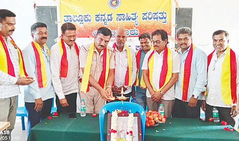 ಯಳಂದೂರು ಪಟ್ಟಣದ ಬಿಳಿಗಿರಿ ಪ್ರಥಮ ದರ್ಜೆ ಕಾಲೇಜಿನಲ್ಲಿ ಮಂಗಳವಾರ ಆಯೋಜಿಸಿದ್ದ ಕಾರ್ಯಕ್ರಮವನ್ನು ಸಿಪಿಐ ಸುಬ್ರಹ್ಮಣ್ಯ ಉದ್ಘಾಟಿಸಿದರು. ಮಂಜುನಾಥಸ್ವಾಮಿ, ಯರಿಯೂರು ನಾಗೇಂದ್ರ, ಪರಶಿವಮೂರ್ತಿ, ಡಿ.ಪಿ.ಮಹೇಶ್, ಫೈರೋಜ್‌ಖಾನ್,ವೈ.ಕೆ.ಮೋಳೆ ನಾಗರಾಜು ಇತರರಿದ್ದರು.