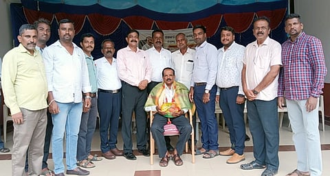 ಯಳಂದೂರು ತಾಲೂಕಿನ ಮೆಳ್ಳಹಳ್ಳಿ ಗ್ರಾಮದ ಸರ್ಕಾರಿ ಆದರ್ಶ ಶಾಲೆಯಲ್ಲಿ ಶುಕ್ರವಾರ ಸೇವಾ ನಿವೃತ್ತಿ ಹೊಂದಿದ ಮುಖ್ಯಶಿಕ್ಷಕ ಗುರುಮೂರ್ತಿ ಅವರಿಗೆ ವಿವಿಧ ಶಾಲೆಗಳ ಶಿಕ್ಷಕರು ಸನ್ಮಾನಿಸಿ ಬೀಳ್ಕೂಟ್ಟರು. ರವಿಕುಮಾರ್, ನಂಜುಂಡಯ್ಯ, ಕಿರಣ್, ನಂಜುಂಡಸ್ವಾಮಿ, ಶಿವಲಂಕಾರ್, ಪ್ರಕಾಶ್, ಪ್ರಮೋದ್ ಇತರರಿದ್ದರು.