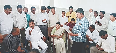 ಯಳಂದೂರು ಪಟ್ಟಣದಲ್ಲಿ ನಿರ್ಮಾಣ ಹಂತದಲ್ಲಿರುವ ನೂತನ ಆಸ್ಪತ್ರೆ ಕಟ್ಟಡವನ್ನು ಶಾಸಕ ಎ.ಆರ್.ಕೃಷ್ಣಮೂರ್ತಿ ಮಂಗಳವಾರ ಪರಿಶೀಲಿಸಿದರು. 
