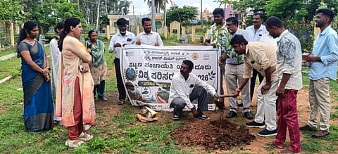 ಯಳಂದೂರು ಪಟ್ಟಣ ಪಂಚಾಯಿತಿಯ ಬಳಿ ಇರುವ ಉದ್ಯಾನದಲ್ಲಿ ಶುಕ್ರವಾರ ವಿಶ್ವ ಪರಿಸರ ದಿನಾಚರಣೆ ನಿಮಿತ್ತ ತಹಸೀಲ್ದಾರ್ ಎಸ್.ಎಲ್.ನಯನಾ ಗಿಡಗಳನ್ನು ನೆಟ್ಟರು, ಮುಖ್ಯಾಧಿಕಾರಿ ಎನ್.ಮಹೇಶ್‌ಕುಮಾರ್, ಆರೋಗ್ಯಾಧಿಕಾರಿ ರಾಘವೇಂದ್ರ ಇದ್ದರು.
