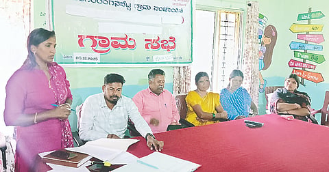 ಯಳಂದೂರು ತಾಲೂಕಿನ ಬಿಳಿಗಿರಿರಂಗನಬೆಟ್ಟದ ಗ್ರಾಪಂನಲ್ಲಿ ಶುಕ್ರವಾರ ನಡೆದ ಗ್ರಾಮಸಭೆಯಲ್ಲಿ ಪಿಡಿಒ ಶಶಿಕಲಾ ಮಾತನಾಡಿದರು. ಅಧ್ಯಕ್ಷ ಸಿ.ಡಿ. ಮಾದೇವ ಸೇರಿದಂತೆ ಅನೇಕರು ಇದ್ದರು.