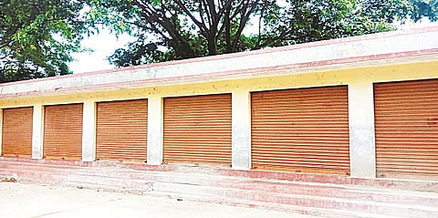ಯಳಂದೂರು ಪಟ್ಟಣದಲ್ಲಿರುವ ಸಂತೆಮೈದಾನದಲ್ಲಿ ಉಪಯೋಗಕ್ಕೆ ಬಾರದಂತಿರುವ ಅಂಗಡಿ ಮಳಿಗೆಗಳು.