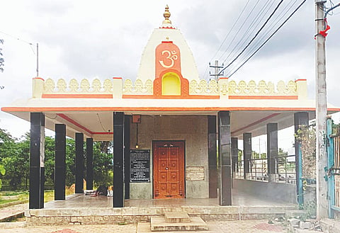 ಯಳಂದೂರು ಪಟ್ಟಣದಲ್ಲಿರುವ ನವೀಕೃತಗೊಂಡಿರುವ ಷಡಕ್ಷರ ದೇವರ ಗದ್ದುಗೆ.