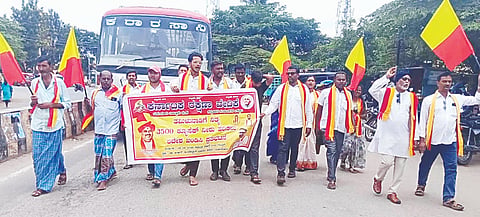 ಯಳಂದೂರು ಪಟ್ಟಣದಲ್ಲಿ ಕರ್ನಾಟಕ ರಕ್ಷಣಾ ವೇದಿಕೆ ಸದಸ್ಯರು ತಮಿಳುನಾಡಿಗೆ ನೀರು ಹರಿಸುತ್ತಿರುವ ಕ್ರಮ ಖಂಡಿಸಿ ಪ್ರತಿಭಟನೆ ನಡೆಸಿದರು. ಬಿ.ಮಹದೇವಸ್ವಾಮಿ, ಇಸ್ಮಾಯಿಲ್, ಪುಟ್ಟಸ್ವಾಮಿ, ನಿಂಗರಾಜು, ಇರ್ಫಾನ್ ಪಾಷ ಇತರರು ಇದ್ದರು.
