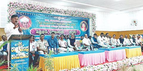 ಯಳಂದೂರಿನ ಡಾ.ಬಿ.ಆರ್. ಅಂಬೇಡ್ಕರ್ ಭವನದಲ್ಲಿ ಶನಿವಾರ ಆಯೋಜಿಸಿದ್ದ ಶಿಕ್ಷಕರ ದಿನಾಚರಣೆ ಕಾರ್ಯಕ್ರಮದಲ್ಲಿ ಶಾಸಕ ಎ.ಆರ್.ಕೃಷ್ಣಮೂರ್ತಿ ಮಾತನಾಡಿದರು. ಜೆ.ಯೋಗೇಶ್, ಎಸ್.ಪ್ರಭುಪ್ರಸಾದ್, ಲಿಂಗರಾಜಮೂರ್ತಿ, ಕಂದಹಳ್ಳಿ ನಂಜುಂಡಸ್ವಾಮಿ ಇದ್ದರು.