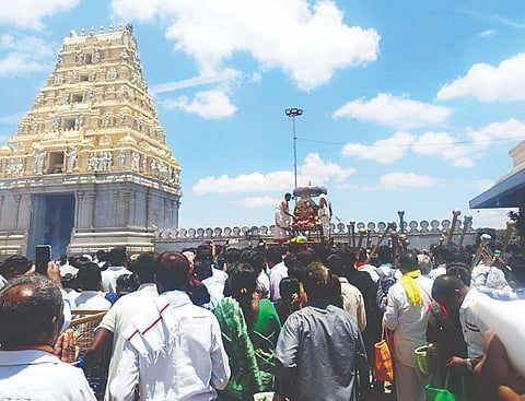 ಯಳಂದೂರು ತಾಲೂಕಿನ ಬಿಳಿಗಿರಿರಂಗನಬೆಟ್ಟದ ದೇವಸ್ಥಾನದ ಮುಂಭಾಗ ಶ್ರಾವಣ ಶನಿವಾರ ಪ್ರಯುಕ್ತ ಉತ್ಸವ ಮೂರ್ತಿಯನ್ನು ದೇಗುಲದ ಸುತ್ತ ಮೆರವಣಿಗೆ ಮಾಡಲಾಯಿತು.  