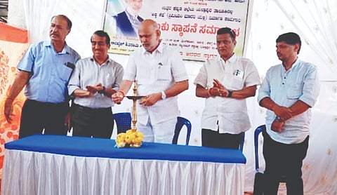 ಯಲ್ಲಾಪುರ ತಾಲೂಕು ಪಂಚಾಯಿತಿ ಆವಾರದ ಇಂದಿರಾ ಕ್ಯಾಂಟೀನ್ ಬಳಿ ಮಂಗಳವಾರ ಅಕ್ಕ ಕೆಫೆ ನಿರ್ಮಾಣ ಕಾಮಗಾರಿಯನ್ನು ಶಾಸಕ ಶಿವರಾಮ ಹೆಬ್ಬಾರ ಉದ್ಘಾಟಿಸಿದರು. 