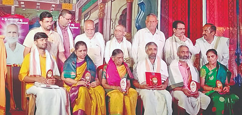 ಯಲ್ಲಾಪುರ ತಾಲೂಕಿನ ಸೂಳಗಾರಿನಲ್ಲಿ ನಡೆದ ಸಂಸ್ಮರಣಾ ಕಾರ್ಯಕ್ರಮದಲ್ಲಿ ದಿ. ಮಹಾಬಲೇಶ್ವರ ಭಟ್ಟ ಹಾಗೂ ದಿ.ಚಿದಂಬರ ಭಟ್ಟ ಅವರ ಕುಟುಂಬದವರನ್ನು ಗೌರವಿಸಲಾಯಿತು. ಹರಿಪ್ರಕಾಶ ಕೋಣೆಮನೆ, ಗೋಪಾಲಕೃಷ್ಣ ಭಟ್ಟ, ನಾರಾಯಣ ಭಟ್ಟ, ವಿ.ಟಿ. ಹೆಗಡೆ, ವಿಶಾಲ ನಾಯಕ, ಆರ್.ಎಸ್. ಭಟ್ಟ, ಗಣಪತಿ ಭಟ್ಟ ಇತರರಿದ್ದರು.