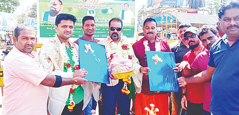 ಯಲ್ಲಾಪುರದ ಬಸ್ ನಿಲ್ದಾಣದ ಎದುರು ಬೀದಿ ಬದಿಯ ವ್ಯಾಪಾರಿಗಳು ಕರ್ನಾಟಕ ರಾಜ್ಯ ರೈತಸಂಘ ಹಸಿರುಸೇನೆ ಜಿಲ್ಲಾಧ್ಯಕ್ಷ ಗಣೇಶ ಪಾಟಣಕರ್ ಅವರನ್ನು ಗೌರವಿಸಿದರು. ಪ್ರಸಾದ ಹೆಗಡೆ, ಸೈಯ್ಯದ್ ಬಶೀರ, ಶಂಕರ ಜಾಧವ್, ಅಬ್ದುಲ್ ರಜಾಕ್ ಕುಟ್ಟಿ, ಮಹೇಶ ನಾಯ್ಕ, ಹನುಮಂತ ಅತ್ತರವಾಲಾ, ರಿಜಾಜ್ ಹಿರೂರು, ರಿಯಾಜ್ ಅಹಮ್ಮದ್ ಖುನ್ನೂರು ಇತರರಿದ್ದರು.