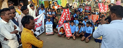 ಹಗರಿಬೊಮ್ಮನಹಳ್ಳಿ ತಾಲೂಕಿನ ಉಪನಾಯಕನಹಳ್ಳಿ ಸ.ಹಿ.ಪ್ರಾ.ಶಾಲೆ ಮುಚ್ಚದಂತೆ ಆಗ್ರಹಿಸಿ ಎಐಡಿಎಸ್‌ಒ ನೇತೃತ್ವದಲ್ಲಿ ಗ್ರಾಮದಲ್ಲಿ ಪ್ರತಿಭಟನೆ ನಡೆಯಿತು. 
