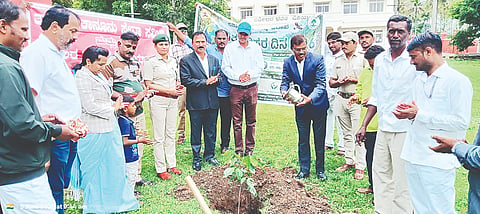  ವಿಶ್ವ ಪರಿಸರ ದಿನದ ಅಂಗವಾಗಿ ಪಿರಿಯಾಪಟ್ಟಣದ ನ್ಯಾಯಾಲಯ ಆವರಣದಲ್ಲಿ ಹಿರಿಯ ಶ್ರೇಣಿ ನ್ಯಾಯಾಧೀಶರಾದ ಎಂ.ರಾಜು ಸಸಿ ನೆಡುವ ಮೂಲಕ ಚಾಲನೆ ನೀಡಿದರು. ಎಸ್.ಎಂ.ಧನುರಾಜ್, ಎ.ಎಸ್.ವಿದ್ಯಾ, ಧನಪಾಲ್, ಕರುಣಾಕರ್ ಇತರರು ಇದ್ದಾರೆ. 