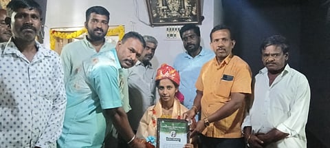 ಪಿರಿಯಾಪಟ್ಟಣದ ಲಕ್ಷ್ಮೀ ವೆಂಕಟರಮಣ ದೇವಸ್ಥಾನದಲ್ಲಿ ಹಮ್ಮಿಕೊಂಡಿದ್ದ ಜನ್ಮಾಷ್ಟಮಿ ಕಾರ್ಯಕ್ರಮದಲ್ಲಿ ಯಾದವ ಸಮಾಜದ ಪ್ರತಿಭಾವಂತ ವಿದ್ಯಾರ್ಥಿಗಳನ್ನು ಸನ್ಮಾನಿಸಲಾಯಿತು. ಸಂಘದ ಅಧ್ಯಕ್ಷ ಪಿ.ಡಿ.ಪ್ರಸನ್ನ, ಪಿ.ಕೆ.ವೆಂಕಟೇಶ್, ಸತ್ಯನಾರಾಯಣ್, ವೆಂಕಟೇಶ್, ತೇಜಸ್, ಎ.ಪಿ.ಮಂಜುನಾಥ್ ಇತರರು ಇದ್ದರು. 