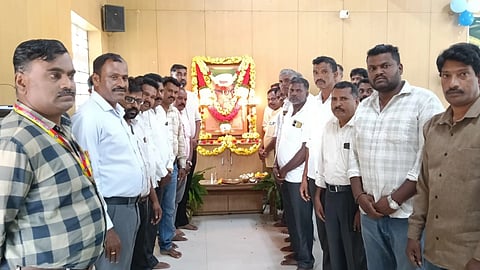 ಡಾ. ಬಾಬು ಜಗಜೀವನರಾಮ್ ಜನ್ಮ ದಿನಾಚರಣೆ ಅಂಗವಾಗಿ ಪಿರಿಯಾಪಟ್ಟಣದ ತಾಲೂಕು ಕಚೇರಿ ಸಭಾಂಗಣದಲ್ಲಿ ಗಣ್ಯರು ಅವರ ಭಾವಚಿತ್ರಕ್ಕೆ ಪುಷ್ಪ ನಮನ ಸಲ್ಲಿಸಿದರು. ನಿಸರ್ಗಪ್ರಿಯ, ಡಾ.ರಮೇಶ್, ಎಸ್.ರಾಮು, ಸೀಗೂರು ವಿಜಯ್ ಕುಮಾರ್ ಇತರರು ಇದ್ದರು.