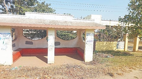 ಪಿರಿಯಾಪಟ್ಟಣದ ಸರ್ಕಾರಿ ಪ್ರಥಮ ದರ್ಜೆ ಕಾಲೇಜು ಮುಂಭಾಗದ ಬಸ್ ನಿಲ್ದಾಣಗಳು ಮತ್ತು ಸುತ್ತಮುತ್ತಲಿನ ಪ್ರದೇಶಗಳನ್ನು ಪುರಸಭೆಯ ಸಿಬ್ಬಂದಿ ಸ್ವಚ್ಛಗೊಳಿಸಿದರು. 