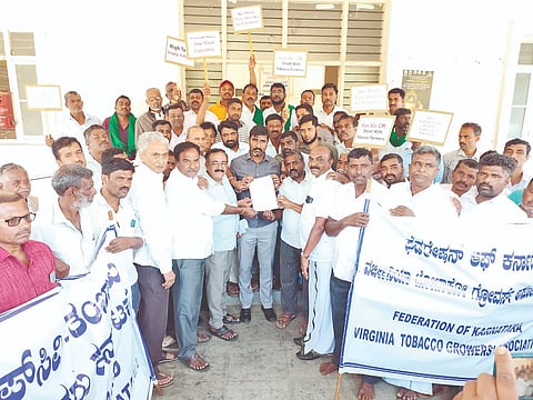 : ಕೇಂದ್ರ ಸರ್ಕಾರವು ಜಾರಿಗೊಳಿಸುತ್ತಿರುವ ಅಬಕಾರಿ ತಿದ್ದುಪಡಿ ವಿಧೇಯಕ ಹಿಂಪಡೆಯಬೇಕೆಂದು ಒತ್ತಾಯಿಸಿ ಕರ್ನಾಟಕ ತಂಬಾಕು ಬೆಳೆಗಾರರ ಸಂಘಗಳ ಒಕ್ಕೂಟದ ಸದಸ್ಯರು ಸೋಮವಾರ ಪ್ರತಿಭಟನೆ ನಡೆಸಿ ತಹಸೀಲ್ದಾರ್ ನಿಸರ್ಗ ಪ್ರಿಯ ಅವರ ಮೂಲಕ  ಕೇಂದ್ರ ಸರ್ಕಾರಕ್ಕೆ ಮನವಿ ಸಲ್ಲಿಸಿದರು. ಎಚ್.ಜಿ.ಪರಮೇಶ್, ಎಚ್.ಎ.ಚಂದ್ರು, ವಿಕ್ರಂರಾಜೇ ಅರಸ್, ವಿಶ್ವನಾಥ್, ಚಂದ್ರೇಶ್, ಮಹೇಂದ್ರ, ಕರುಣಾಕರ, ರೋಮನ್, ಮೈಲಾರಿಗೌಡ, ಅಪ್ಪಾಜಪ್ಪ, ಕೆ.ಹೊಲದಪ್ಪ, ಮುತ್ತುರಾಜು ಇದ್ದರು.