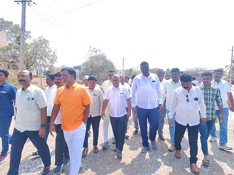 ಭಾಗ್ಯನಗರದ ಕುವೆಂಪು ವೃತ್ತದ ಹತ್ತಿರದ ಓಜನಹಳ್ಳಿ ಕ್ರಾಸ್​ ನಿಂದ ಕೊಪ್ಪಳದವೆಗಿನ ರಸ್ತೆ ಕಾಮಗಾರಿಯನ್ನು ಶಾಸಕ ರಾಘವೇಂದ್ರ ಹಿಟ್ನಾಳ ವಿಕ್ಷೀಸುತ್ತಿರುವುದು.