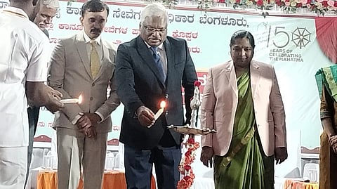 ಕೊಪ್ಪಳದ ಸಾಹಿತ್ಯ ಭವನದಲ್ಲಿ ಬುಧವಾರ ಹಮ್ಮಿಕೊಂಡಿದ್ದ ಅರೆಕಾಲಿಕ ಕಾನೂನು ಸ್ವಯಂಸೇವಕರ ತರಬೇತಿ ಕಾರ್ಯಗಾರವನ್ನು ಜಿಲ್ಲಾ ಪ್ರಧಾನ ನ್ಯಾಯಾಲಯದ ನ್ಯಾಯಾಧೀಶ ಚಂದ್ರಶೇಖರ ಸಿ. ಅವರು ಉದ್ಘಾಟಿಸಿದರು. ನ್ಯಾಯಾಧೀಶರಾದ ಕುಮಾರ ಡಿ.ಕೆ., ಸರಸ್ವತಿ ದೇವಿ, ವಕೀಲರ ಸಂಘದ ಜಿಲ್ಲಾಧ್ಯಕ್ಷ ಎ.ವಿ. ಕಣವಿ ಇತರರಿದ್ದರು.