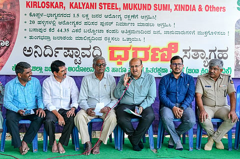 ಕೊಪ್ಪಳದಲ್ಲಿ ಕಾರ್ಖಾನೆಗಳ ವಿಸ್ತರಣೆ ವಿರೋಧಿ ಧರಣಿಯಲ್ಲಿ ಗುರುವಾರ ಡಿಸಿ ಡಾ.ಸುರೇಶ ಬಿ.ಇಟ್ನಾಳ ಮಾತನಾಡಿದರು. ಜಿಪಂ ಸಿಇಒ ವರ್ಣಿತ್​ ನೇಗಿ, ಎಸ್ಪಿ ಡಾ.ರಾಮ್​ ಎಲ್​.ಅರಸಿದ್ದಿ, ಹೋರಾಟಗಾರರಾದ ಅಲ್ಲಮಪ್ರಭು ಬೆಟ್ಟದೂರು, ಕೆ.ಬಿ.ಗೋನಾಳ, ಮಂಜುನಾಥ ಗೊಂಡಬಾಳ ಇದ್ದರು. 