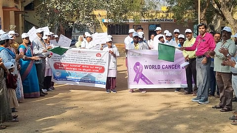 ಕೊಪ್ಪಳದಲ್ಲಿ ಬುಧವಾರ ಹಮ್ಮಿಕೊಂಡಿದ್ದ ಕ್ಯಾನ್ಸರ್​ ಜಾಗೃತಿ ಜಾಥಾಕ್ಕೆ ಡಾ.ರಾಮಾಂಜನೇಯ ಚಾಲನೆ ನೀಡಿದರು. ಡಾ.ಶರಣಪ್ಪ, ಸಲಹೆಗಾರ್ತಿ ಡಾ.ಜಯಶ್ರೀ ಎಂ.ಎಚ್​., ವೈದ್ಯ ಡಾ.ಮಹೇಶ ಉಮಚಗಿ, ಆರೋಗ್ಯ ಶಿಕ್ಷಣಾಧಿಕಾರಿ ಶಿವಾನಂದ ಇದ್ದರು. 