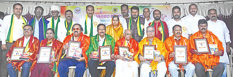 ಕಲಬುರಗಿಯಲ್ಲಿ ಆಯೋಜಿಸಿದ್ದ ದಶಮಾನೋತ್ಸವ ಸಂಭ್ರಮ ಕಾರ್ಯಕ್ರಮದಲ್ಲಿ ವಿವಿಧ ಕ್ಷೇತ್ರದ ಸಾಧಕರನ್ನು ಗೌರವಿಸಲಾಯಿತು. ಮಾತೋಶ್ರೀ ಡಾ.ದಾಕ್ಷಾಯಿಣಿ ಅಪ್ಪ, ಶಾಸಕ ಅಲ್ಲಮಪ್ರಭು ಪಾಟೀಲ್, ಡಾ.ಹನುಮಂತರಾವ್ ದೊಡ್ಡಮನಿ, ಡಾ.ಎಸ್.ಬಾಲಾಜಿ, ಎಂ.ಬಿ.ನಿAಗಪ್ಪ ಇತರರಿದ್ದರು.